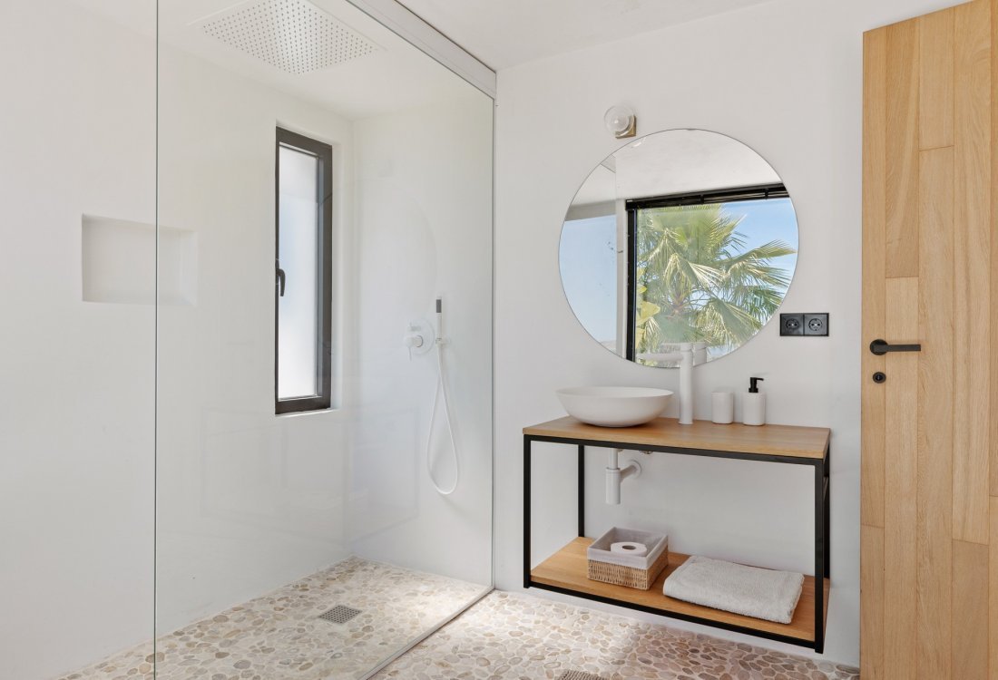 Modern villa with beautiful garden and stunning sea views - 4