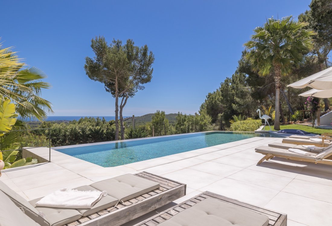 Modern villa with beautiful garden and stunning sea views - 35