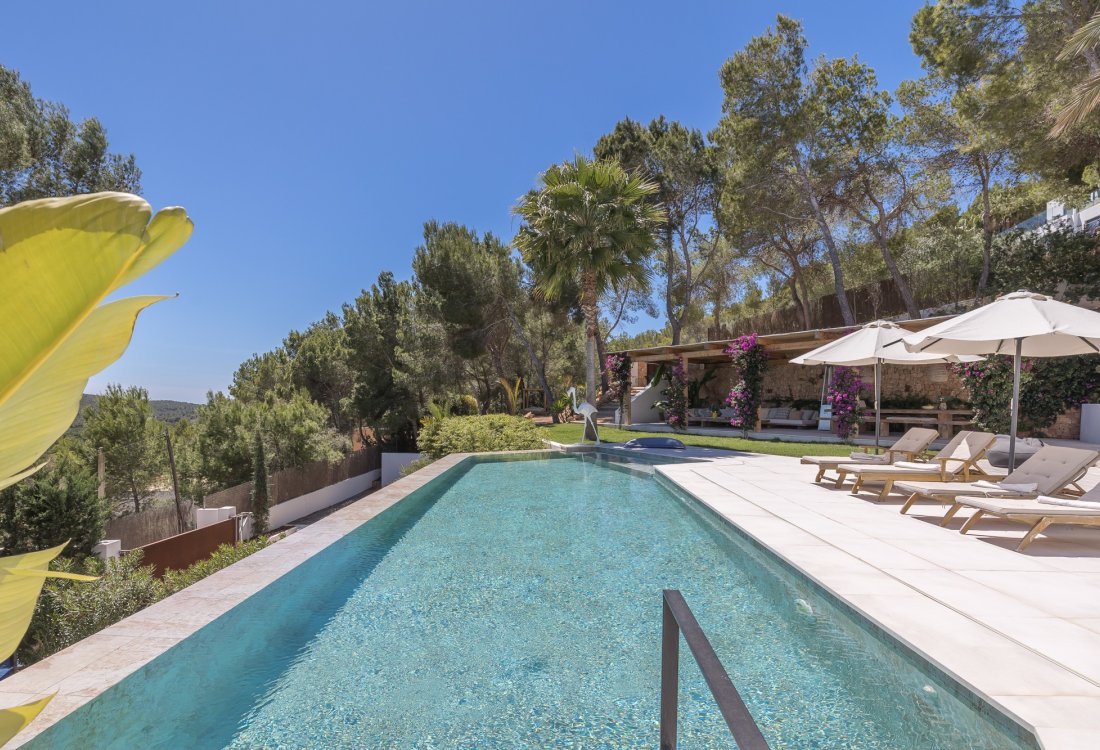 Modern villa with beautiful garden and stunning sea views - 36