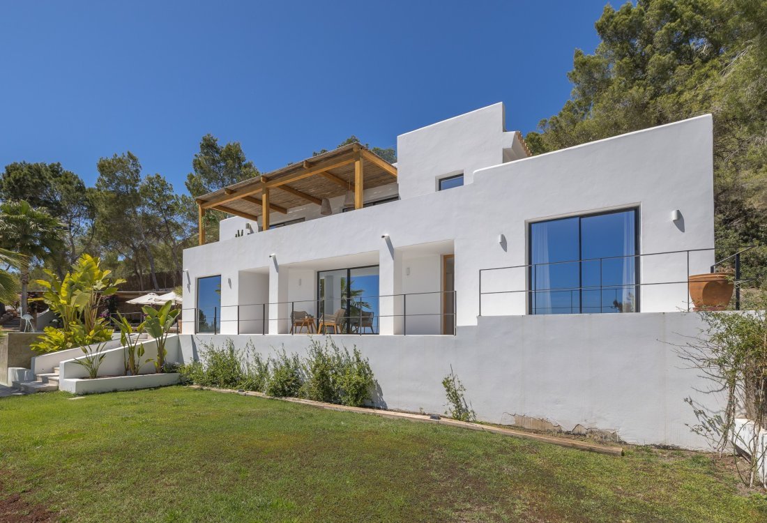 Modern villa with beautiful garden and stunning sea views - 38