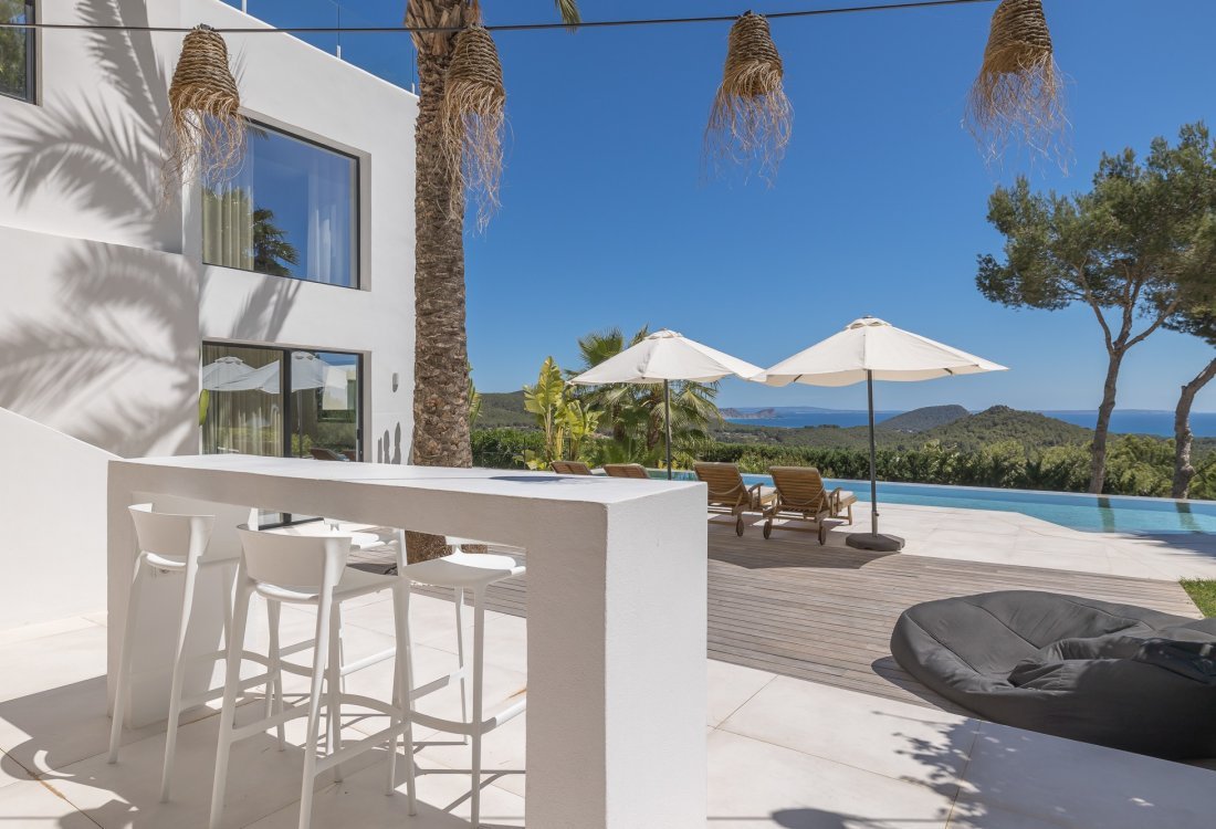 Modern villa with beautiful garden and stunning sea views - 10