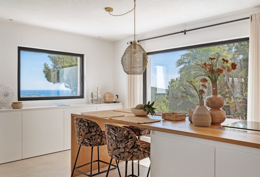 Modern villa with beautiful garden and stunning sea views - 15