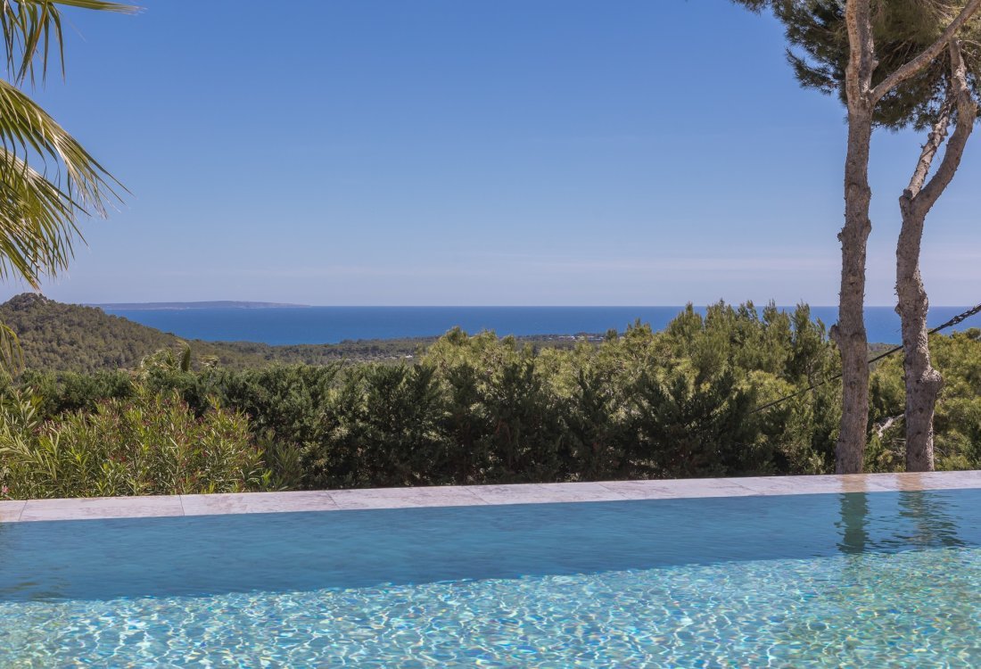 Modern villa with beautiful garden and stunning sea views - 37