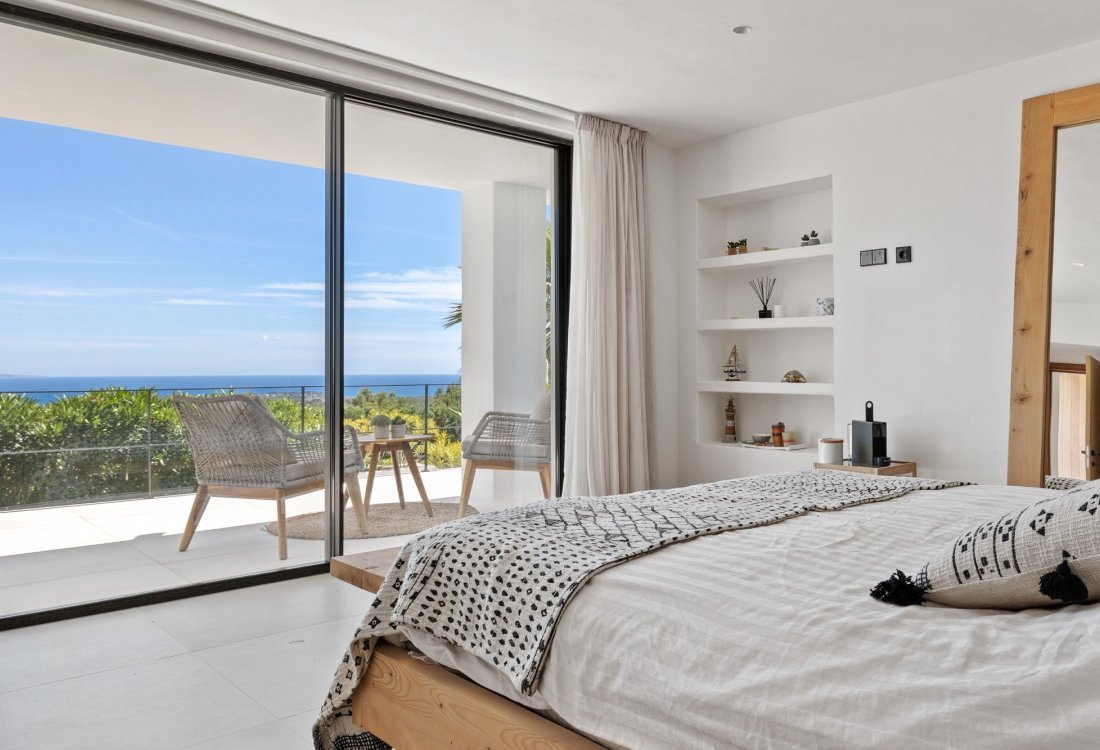 Modern villa with beautiful garden and stunning sea views - 3