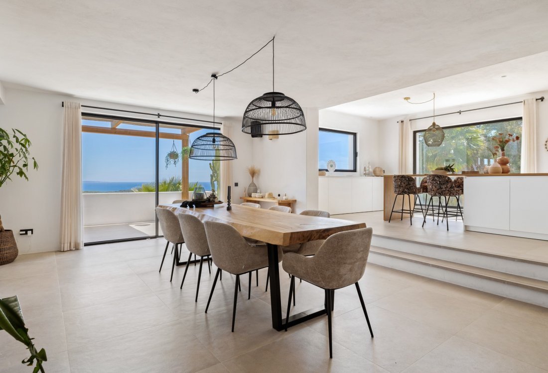 Modern villa with beautiful garden and stunning sea views - 14