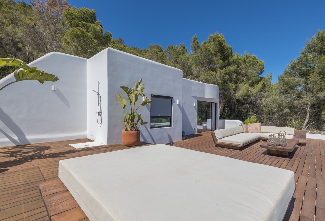 Modern villa with beautiful garden and stunning sea views - 25