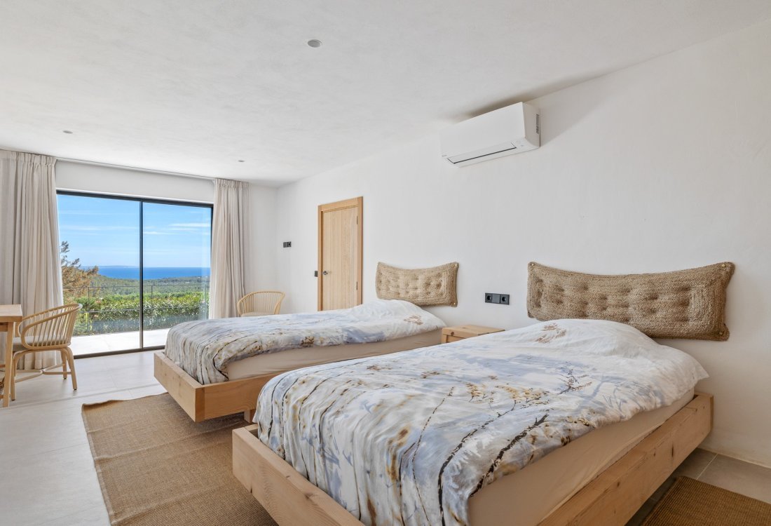 Modern villa with beautiful garden and stunning sea views - 32