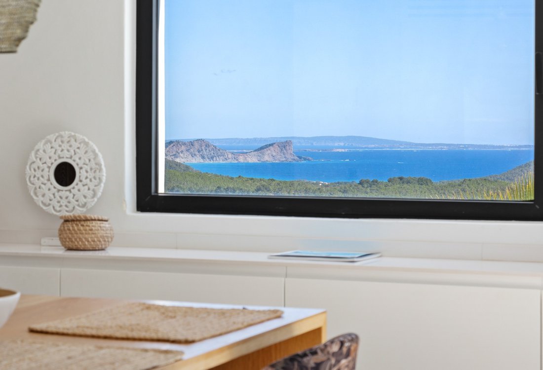 Modern villa with beautiful garden and stunning sea views - 17