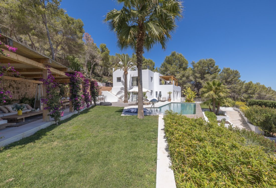 Modern villa with beautiful garden and stunning sea views - 39