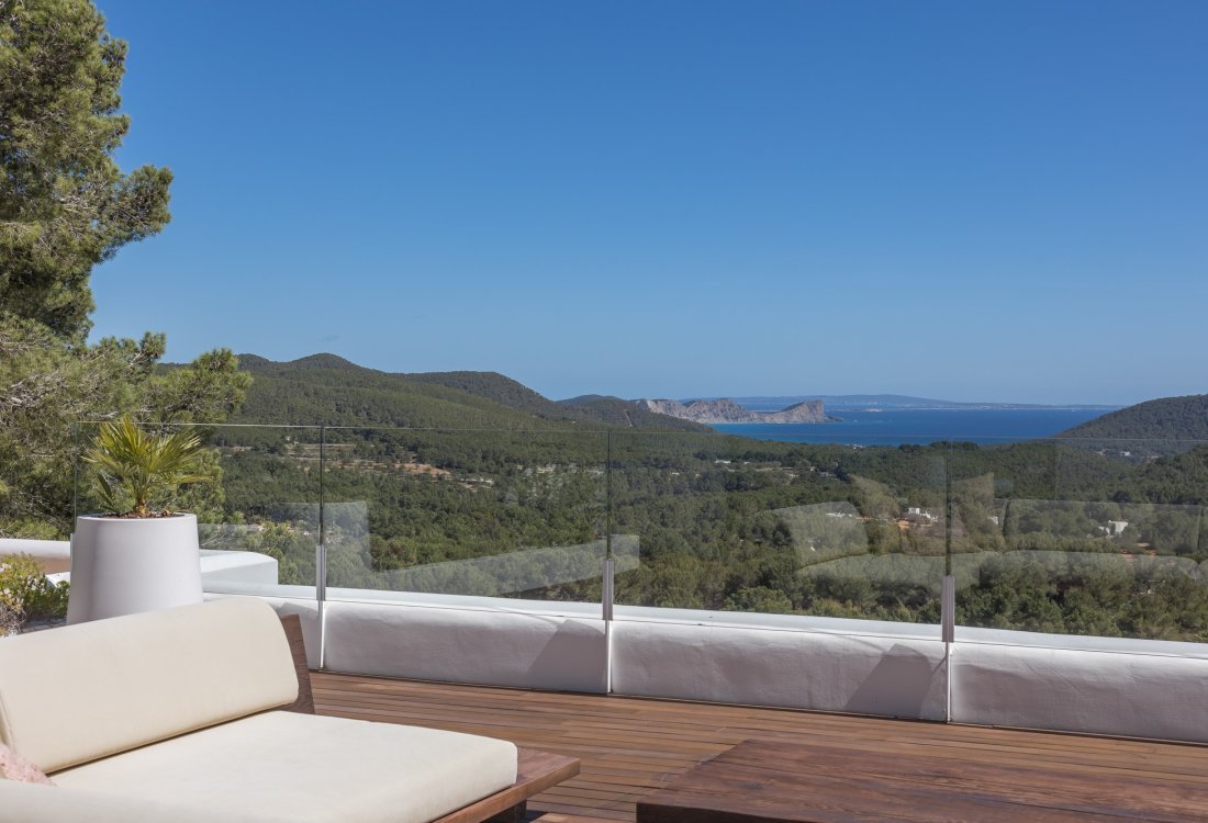 Modern villa with beautiful garden and stunning sea views - 26