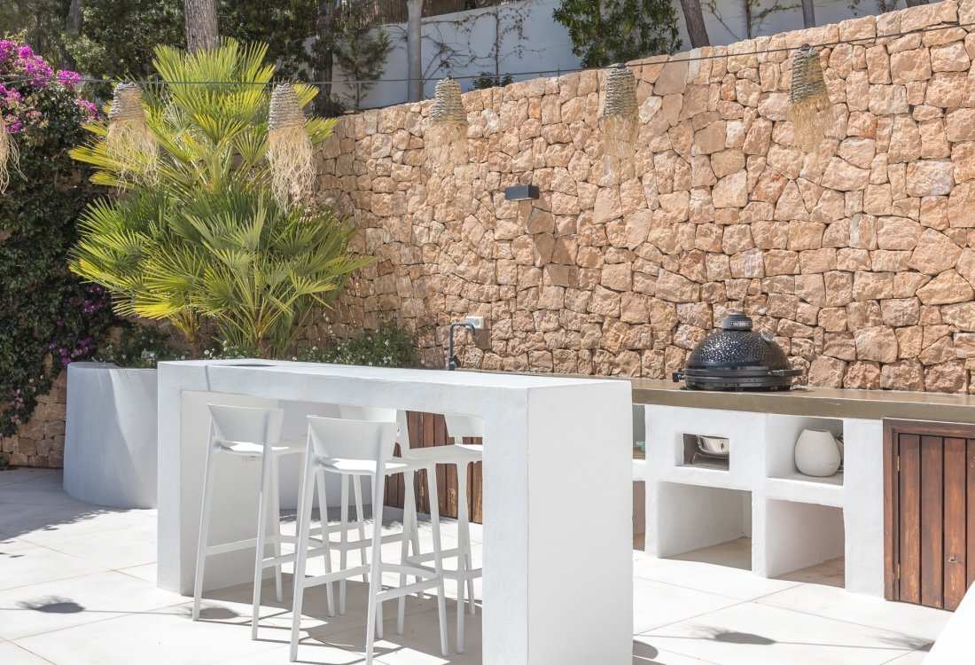 Modern villa with beautiful garden and stunning sea views - 9