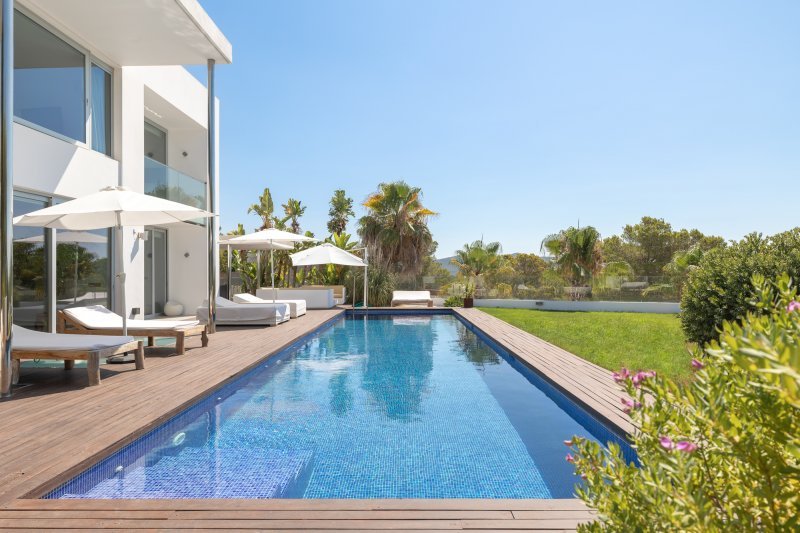 Luxurious villa with rental licence and impressive sea views - 1