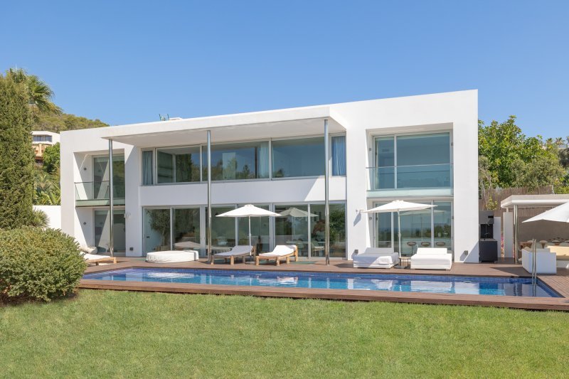 Luxurious villa with rental licence and impressive sea views - 2
