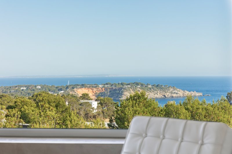 Luxurious villa with rental licence and impressive sea views - 3