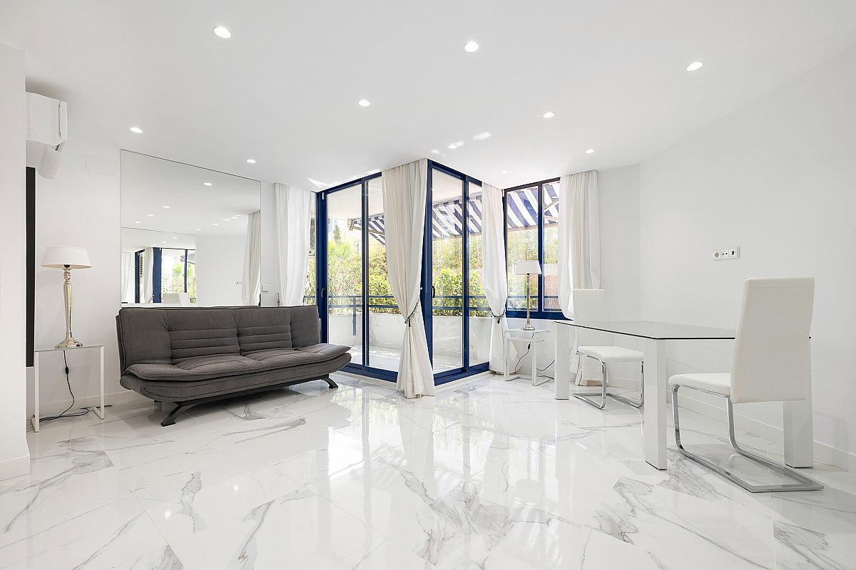 Apartamento en planta baja reformado en edificio en primera línea - 2