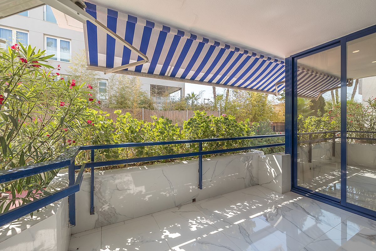 Apartamento en planta baja reformado en edificio en primera línea - 1