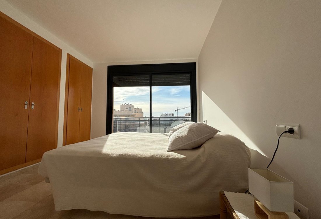 Modern penthouse with direct beach access - 12