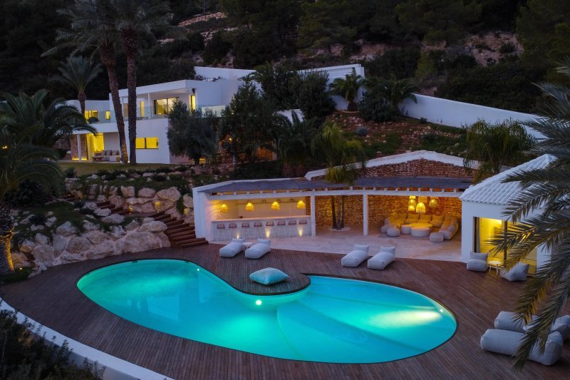 Villa renovada con licencia turística en ubicación privilegiada - 3