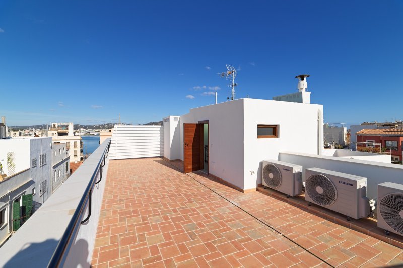 Renovated building with 8 flats and 2 commercial spaces - 5