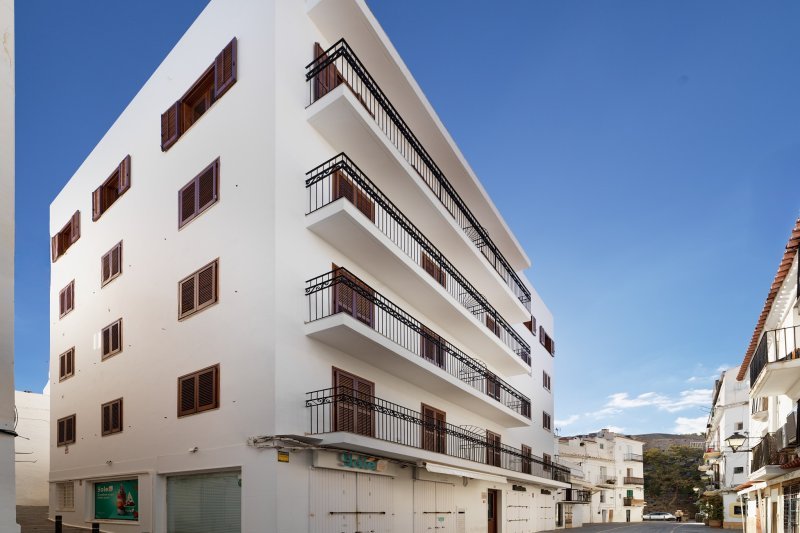 Edificio renovado con 8 apartamentos y 2 locales comerciales - 1