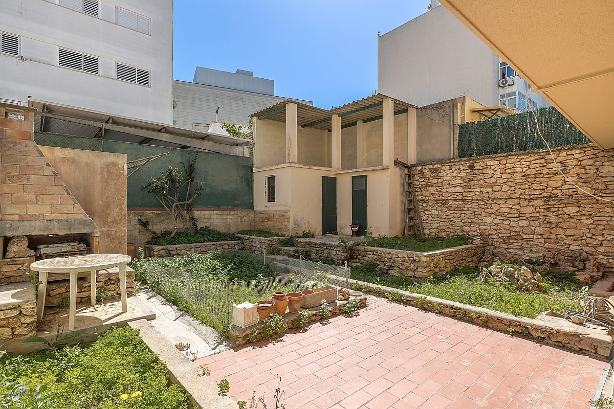 Traditional-style property with garden to renovate in the heart of Ibiza Town - 2
