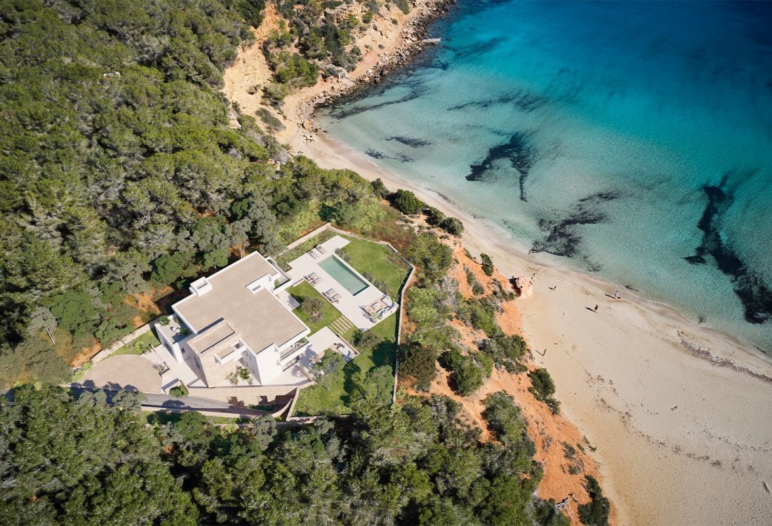 Exclusive building plot with license right above the beach - 2