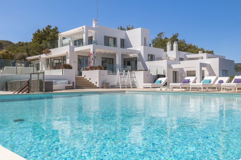 Luxury hilltop estate with breathtaking sea views - 3
