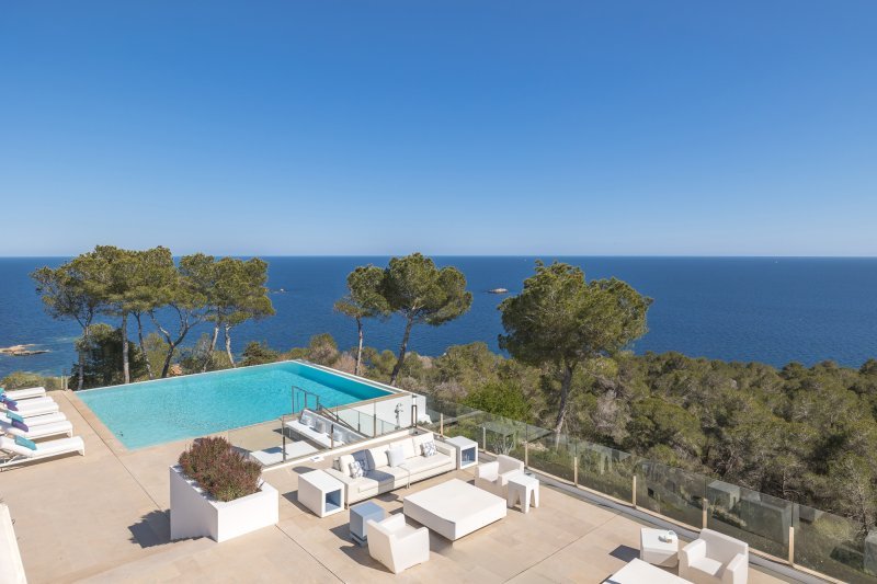 Luxury hilltop estate with breathtaking sea views - 4