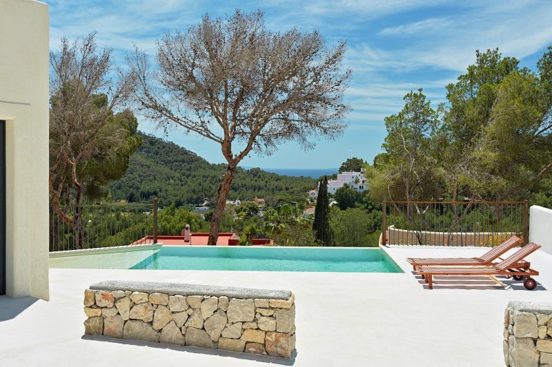 Villa elegantemente renovada con un toque mediterráneo - 2