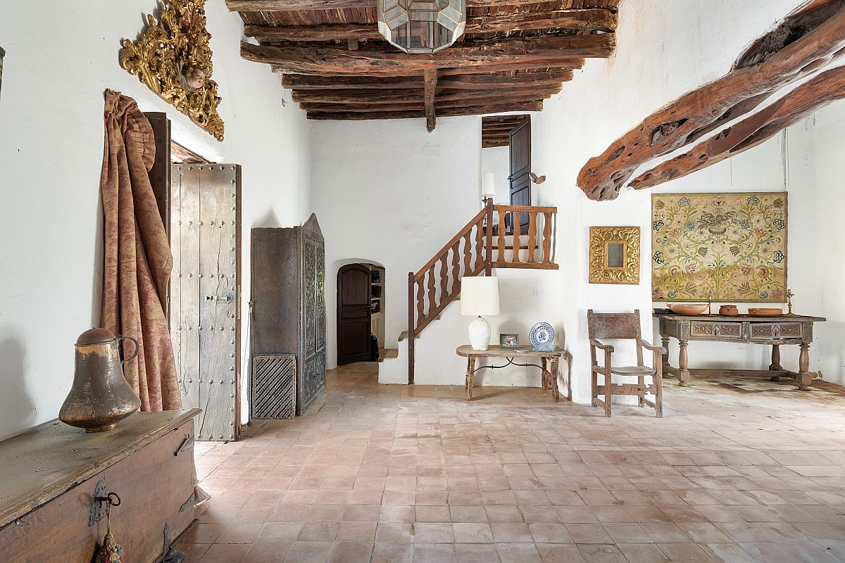 Authentic country estate with panoramic views - 8
