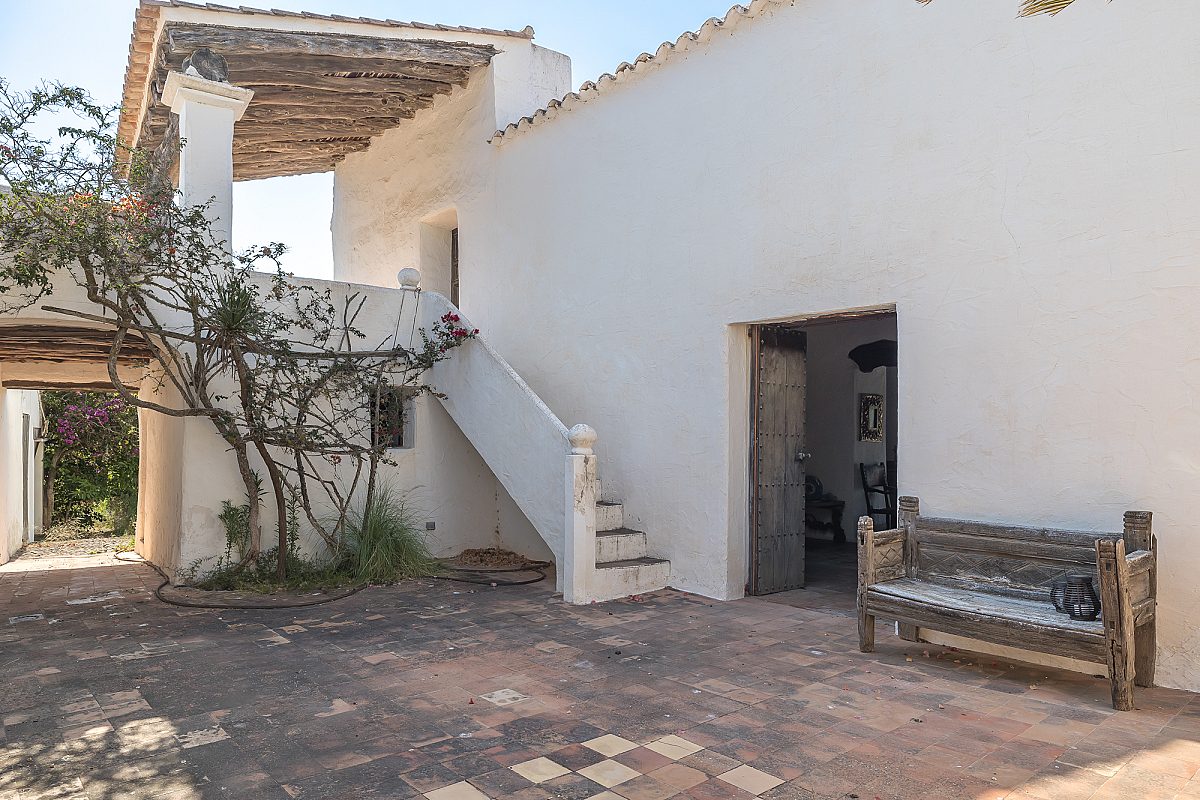 Authentic country estate with panoramic views - 4