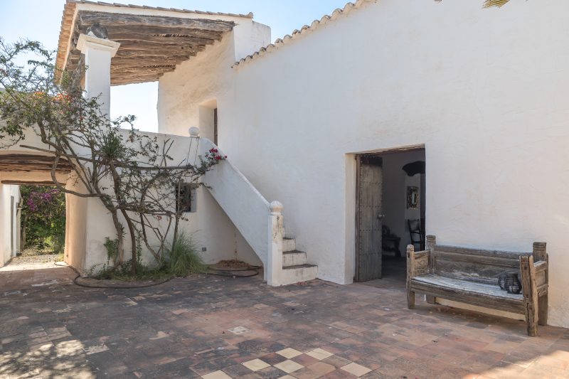 Authentic country estate with panoramic views - 4
