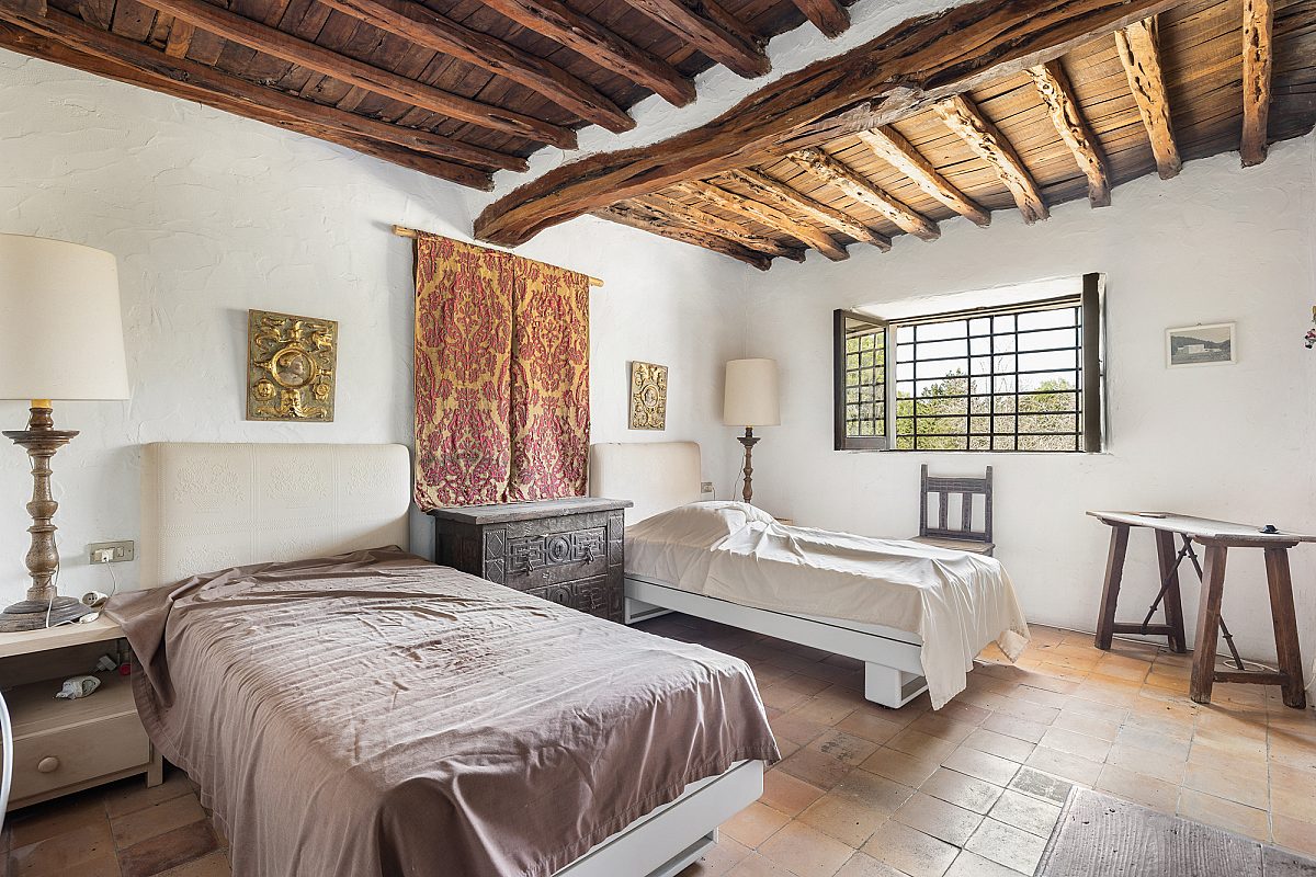 Authentic country estate with panoramic views - 12