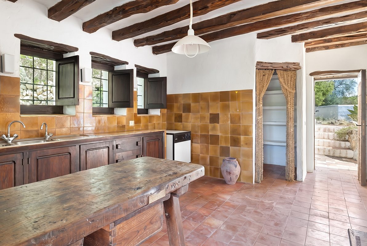 Authentic country estate with panoramic views - 10