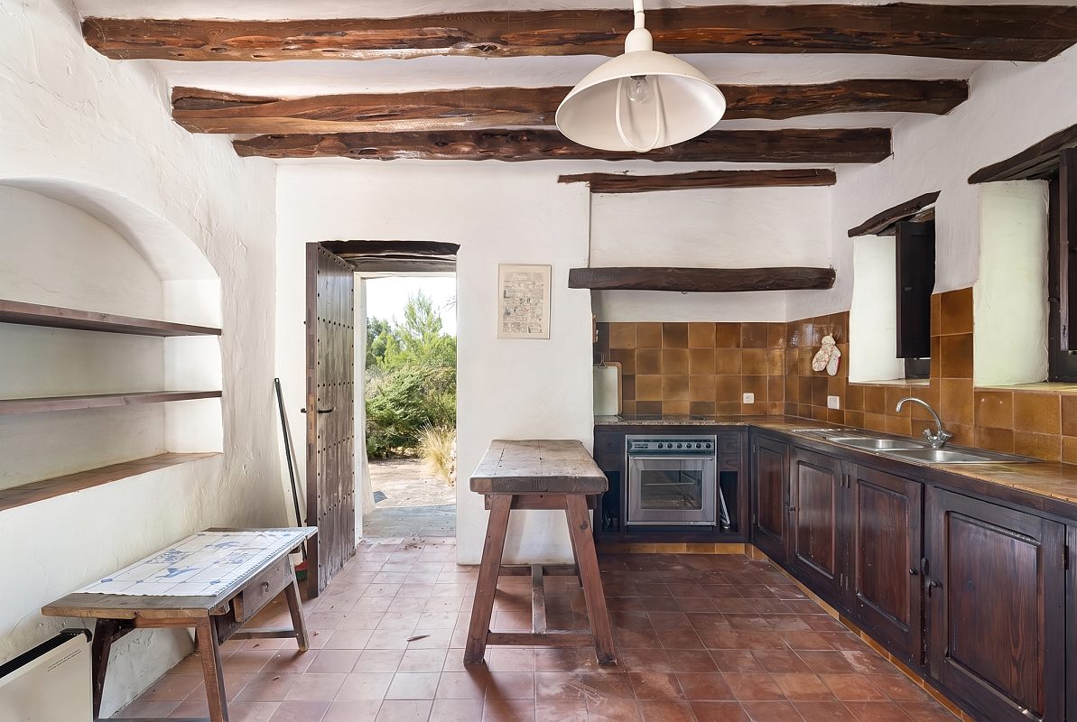 Authentic country estate with panoramic views - 9