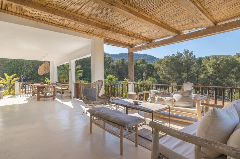 Villa renovada con estilo en medio de la naturaleza - 4