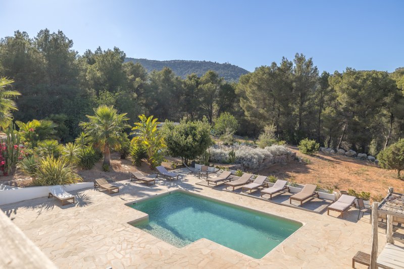 Villa renovada con estilo en medio de la naturaleza - 2