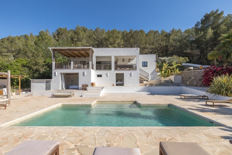 Villa renovada con estilo en medio de la naturaleza - 1