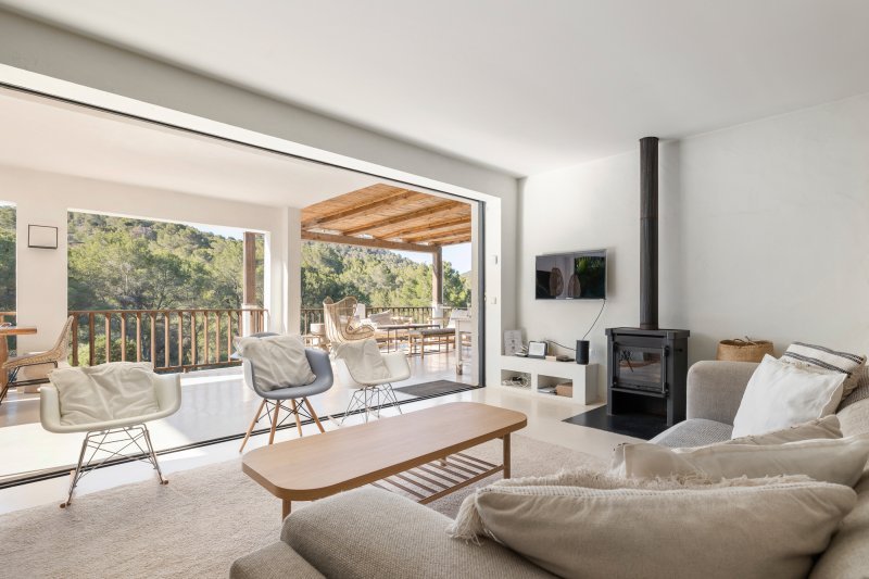 Villa renovada con estilo en medio de la naturaleza - 3