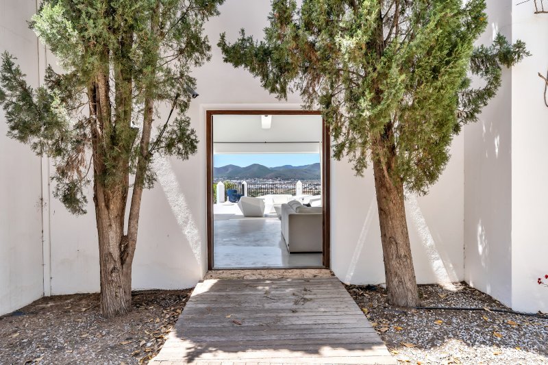 Villa with panoramic sea views in exclusive gated community - 4