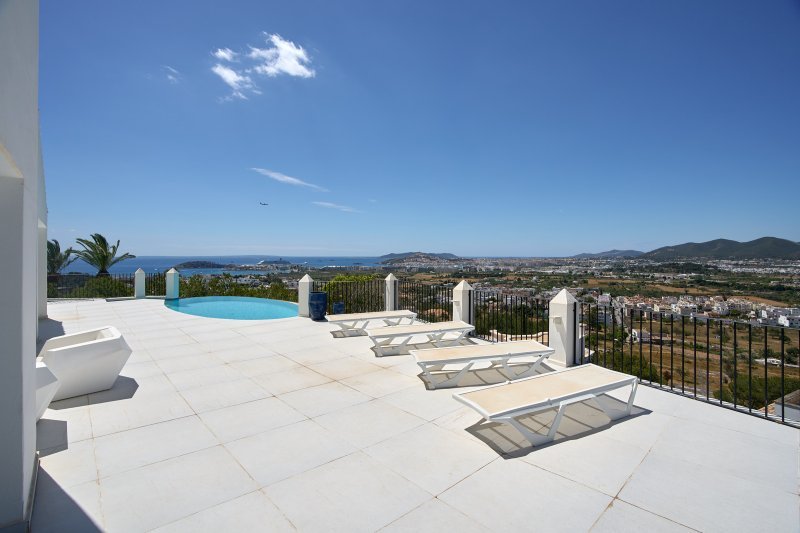 Villa with panoramic sea views in exclusive gated community - 5
