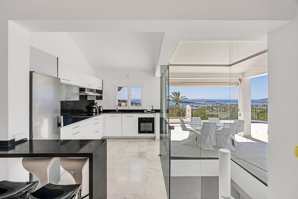 Villa with panoramic sea views in exclusive gated community - 12