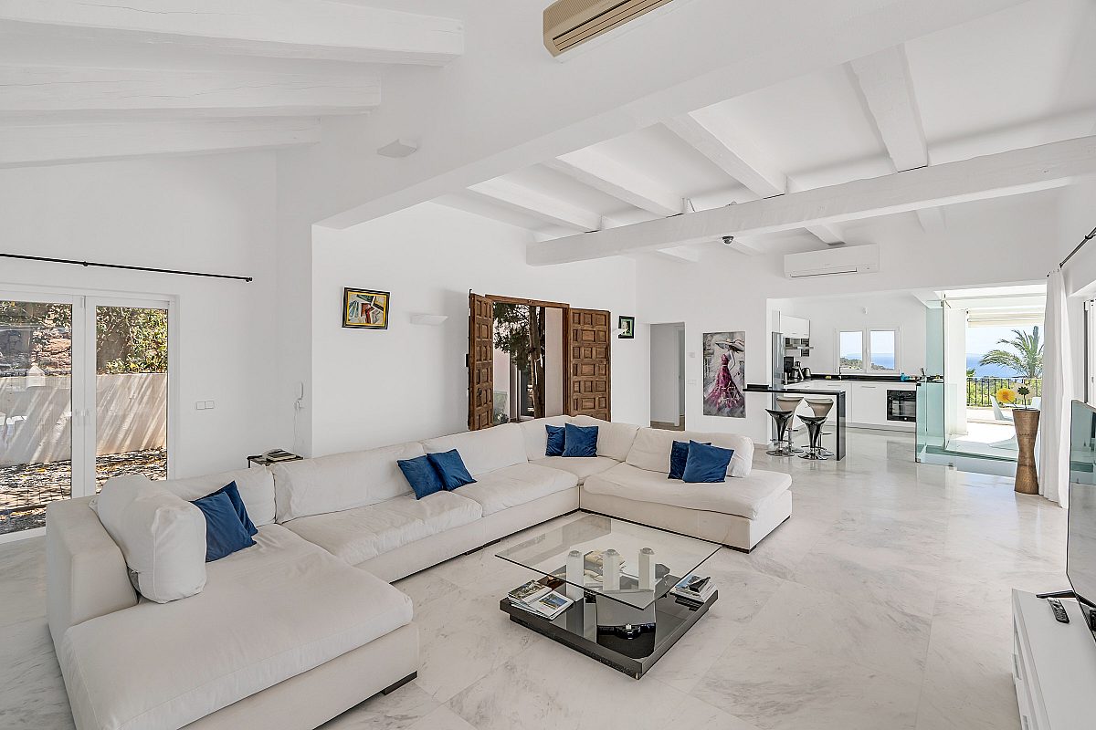 Villa with panoramic sea views in exclusive gated community - 2