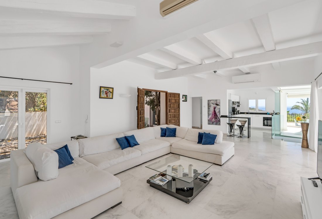 Villa with panoramic sea views in exclusive gated community - 3