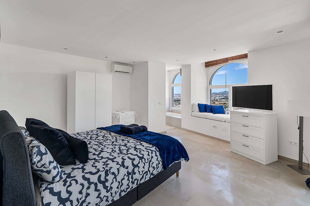 Villa with panoramic sea views in exclusive gated community - 18