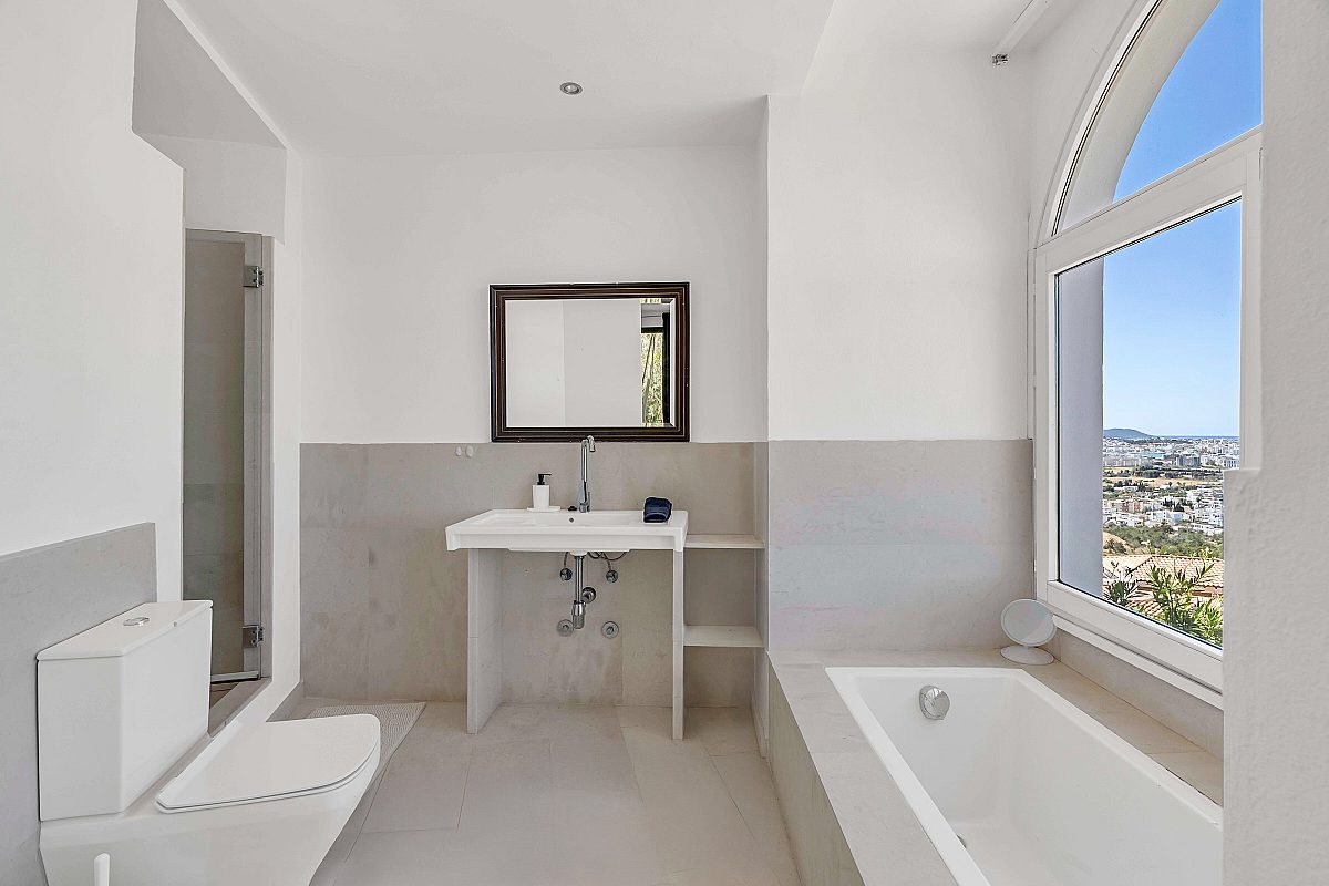 Villa with panoramic sea views in exclusive gated community - 21