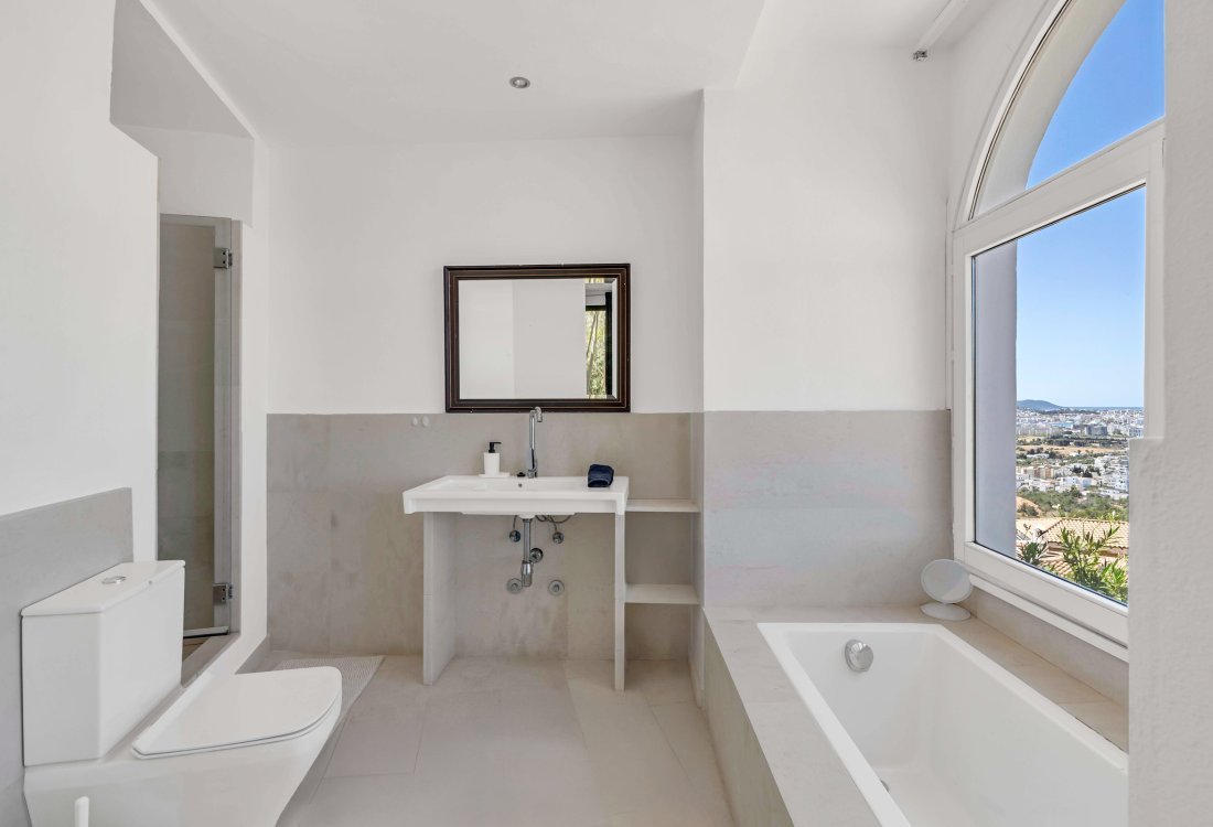 Villa with panoramic sea views in exclusive gated community - 41