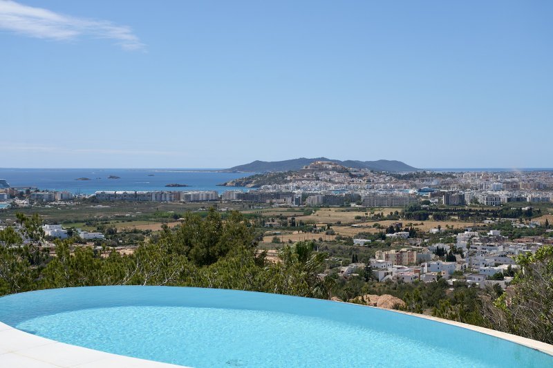 Villa mit Panoramablick in exklusiver Urbanisation - 1