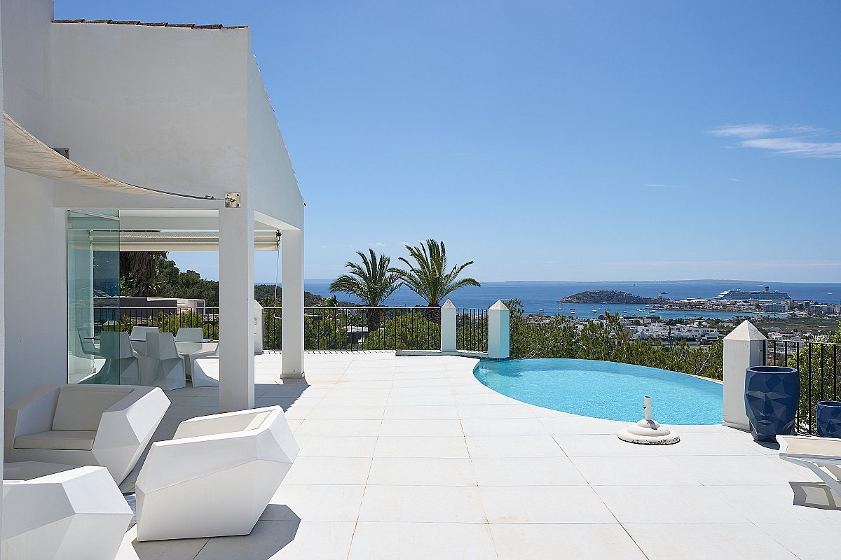 Villa with panoramic sea views in exclusive gated community - 3