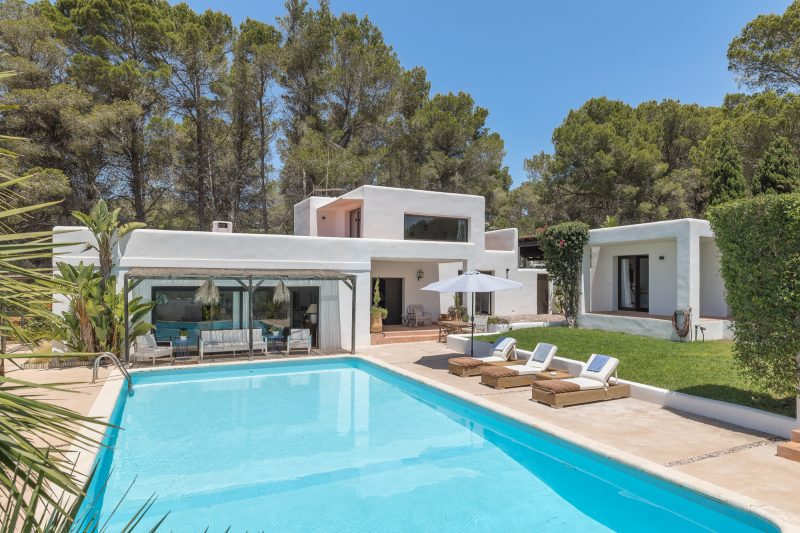 Mediterrane Villa mit Tennisplatz in begehrter Lage - 1